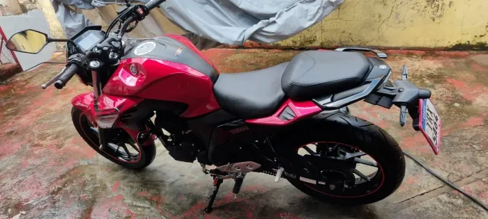 Moto FZ25 connected