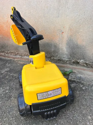 Trator escavadeira com capacete brinquedo