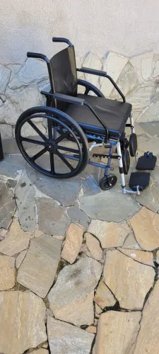 Cadeira de rodas vom apoio de pernas