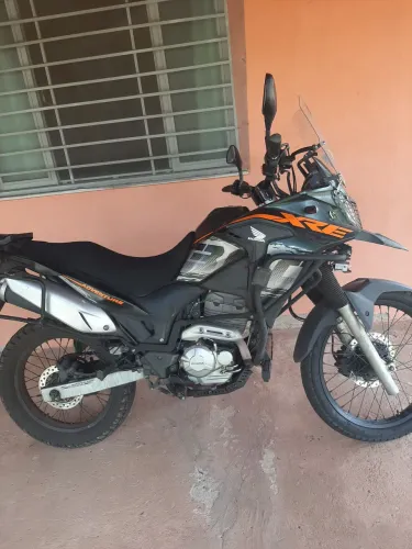 Xre 300 em dias ano 2019 com acessórios com baú kit conpleto camisas manga longa + blusão 