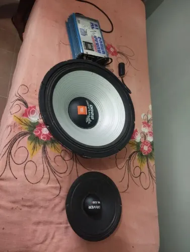 Boca de som de 18 (JBL), e um médio de 520, junto com a fonte 