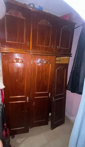 Guarda roupa de madeira de lei de 3 portas invernizado