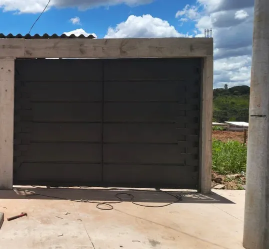 Modelo chapa Bandeja Fechado e design em chapa tiras horizontal nas laterais