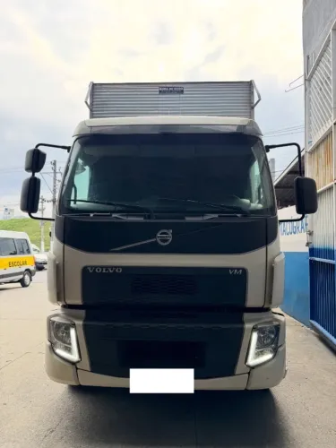Volvo VM 270 6x2 Baú Ano 2021