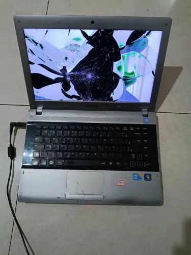 Notebook Samsung RV411 Core i5 -tela quebrada -Placa mãe funcionando ideal para técnico.