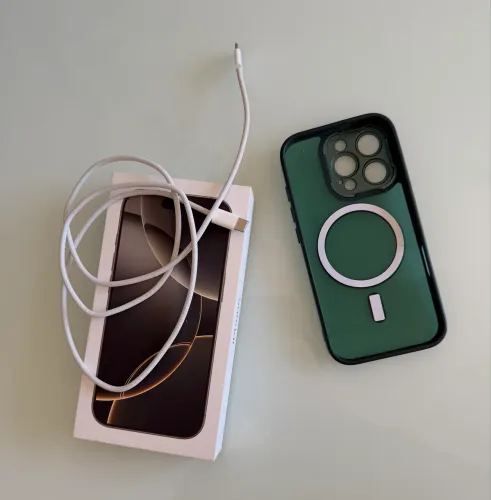Kit IPhone 16 Pro - caixa, capinha MagSafe e cabo USB C originais