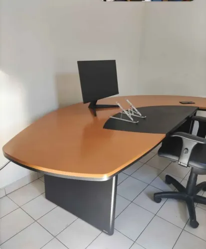 Mesa da marca Ricco (Super Conservada)