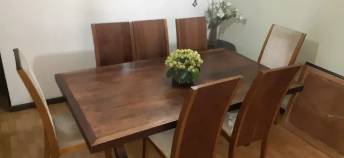 Mesa de madeira com cadeiras