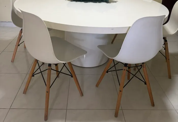 Vendo 5 cadeiras branca com pé de madeira, design clássico e versátil 