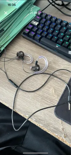 Fone de ouvido aos