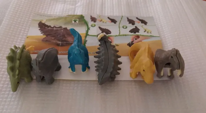 Lote 6 Peças Jurassic World Kinder Joy, leia a descrição!