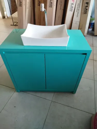 Balcão de banheiro com pia e torneira 