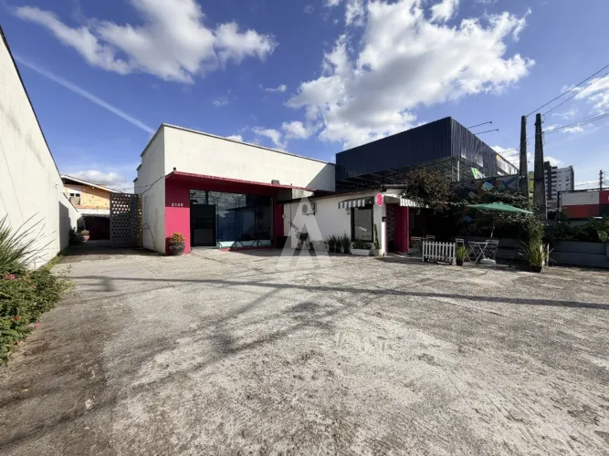 Casa comercial com 250m² à venda no bairro América, em Joinville-SC, por R$ 1.680.000,00.