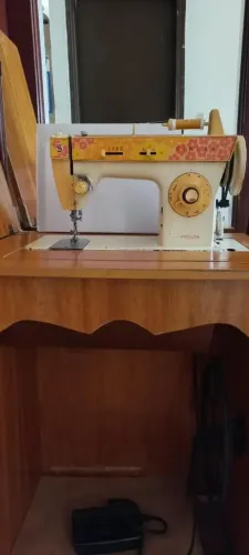 Máquina de costura Singer com suporte