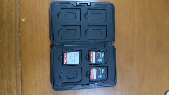 Estojo cartão memória + 3 cartões memória