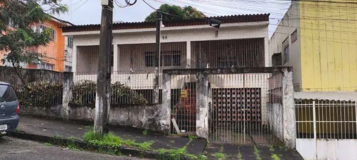 Casa Residencial ou Comercial de 348m² para alugar, com 3 quartos, localizada em Água Fria