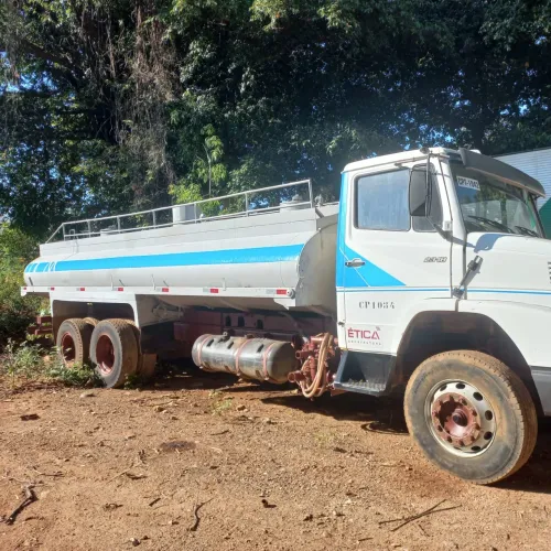 Caminhão pipa 2318