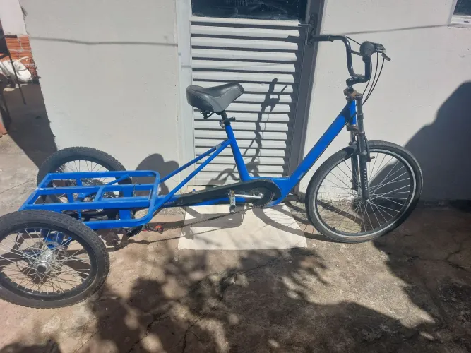 Vendo triciclo com marchas e carretinha