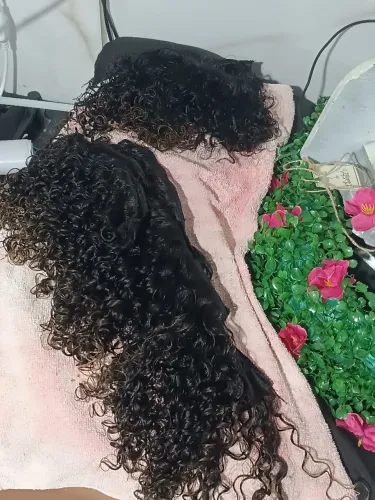 Cabelo humano cacheado, ja tecido, faz cabeça toda, com mechas.