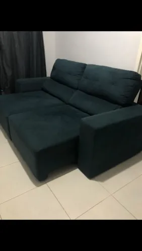 Vende-se um sofá confortável e bem conservado, com encosto ajustável,