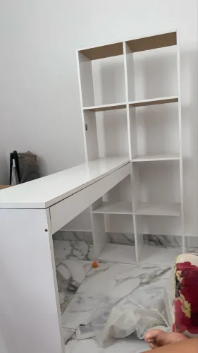 Mesa de estudos/trabalho com estante