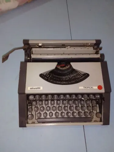 Máquina de escrever olivetti