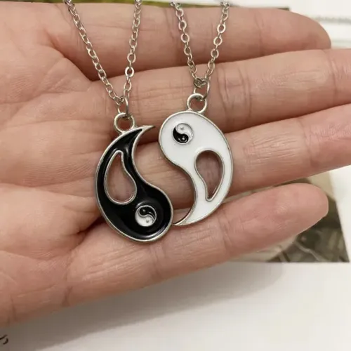 Colar Yin Yang Preto e Branco Namorados Casais Duas Peças 2 Partes Metade Luz e Escuridão