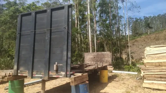 Carroceria de Caminhão Florestal 7 Metros, Longarinas de Ferro, Reforçada com 18 Travessas
