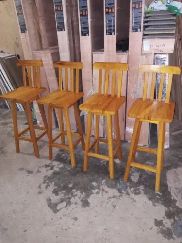 Banco alto com recosto de madeira maciça