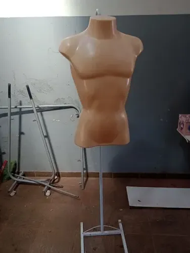 Manequim masculino meio corpo com suporte de altura
