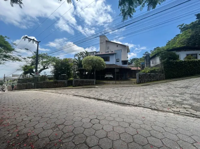 À venda no bairro Saco Grande! 720m² de terreno, 3 quartos, churrasqueira e 2 vagas de gar