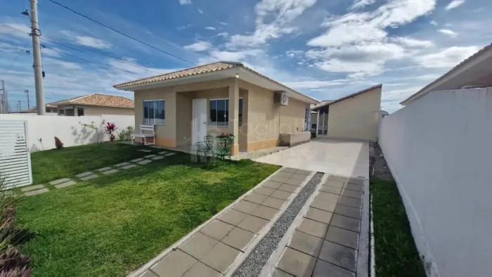 Linda casa linear, primeira locação, localizada entre Iguaba Grande e São Pedro da Aldeia