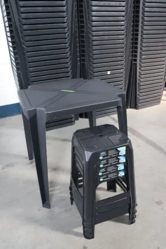 MESA COM 4 BANQUETAS NOVA