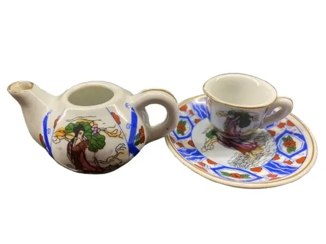 Minitura de chaleira e xícara com pires em porcelana branca chinesa Pçs 3.
