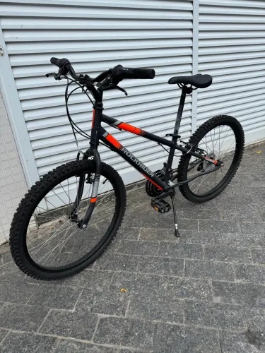 Bicicleta infanto juvenil em perfeito estado. Utilizada apenas três vezes.