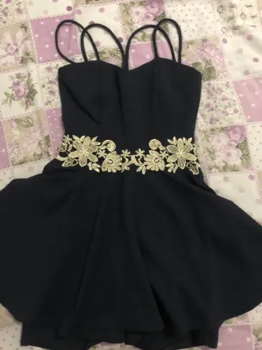 Vestido curto preto com detalhes em dourado