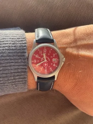Relógio Swiss Military - Mostrador Vermelho / Pulseira Couro Preto