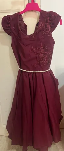 Vestido Bordô com Detalhes Especiais