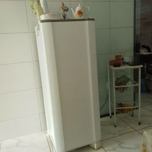 Geladeira em bom estado e gela muito. Vendo pq vou morar em Outro Estado. 