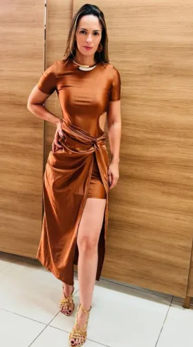 Roupa lança perfume 