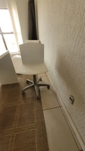 Cadeira branca giratória