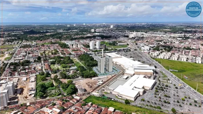 Este shopping movimentado construído em 2009 tem lojas e restaurantes nacionais, área de r