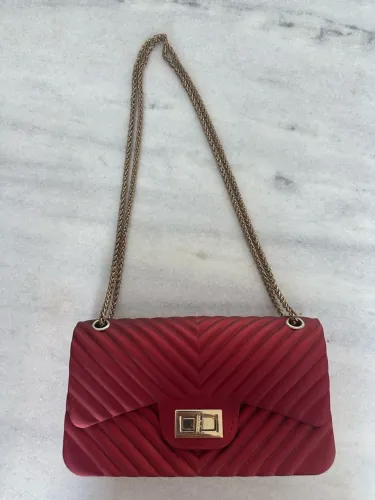 Bolsa Vermelha com alça de Corrente