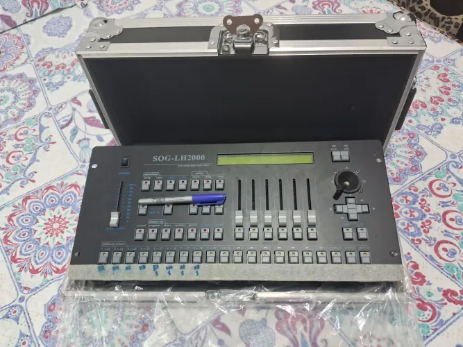 Vendo Mesa de Luz, 10 refletores par lead e 1 mini moving head light