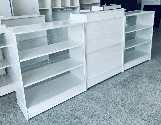 Balcões vitrine + caixa promoção 