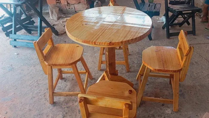 Conjunto de Mesa e Cadeiras de Madeira