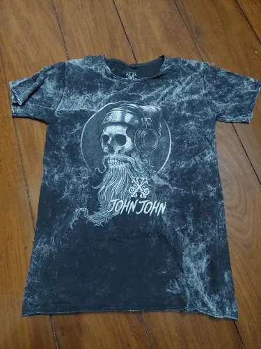 Camiseta John John com caveira e estampa tie dye