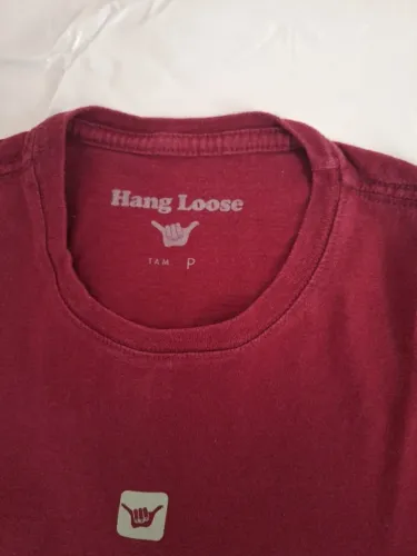 CAMISETA HANG LOOSE - COR VINHO - TAMANHO P - USADA EM ÓTIMO ESTADO
