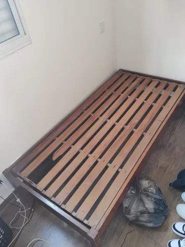 Cama em madeira 