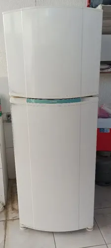 Vende-se uma geladeira bem conservada